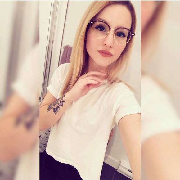 Meet your Posher, Léa 🖤 - Picture 2 of 2